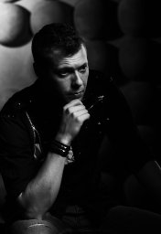ЧБ мужской портрет в фотостудии