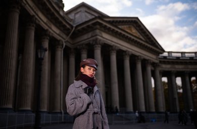 Девушка на фоне Казанского собора в СПб